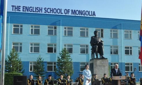 “ENGLISH SCHOOL OF MONGOLIA” сургуулийн багш нар хар тамхи хэрэглэж, насанд хүрээгүй сурагчдад бэлгийн дарамт үзүүлэхийг оролджээ