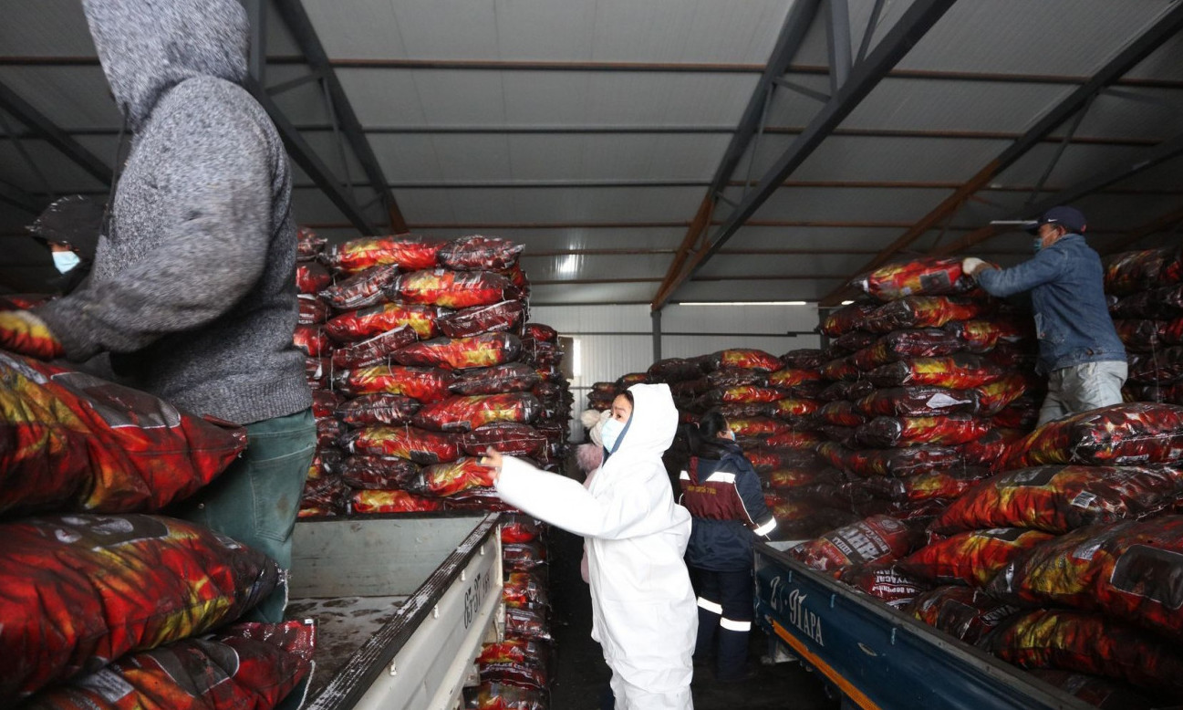Зорилтот бүлгийн айл өрхөд 485 тонн сайжруулсан түлшийг олгожээ