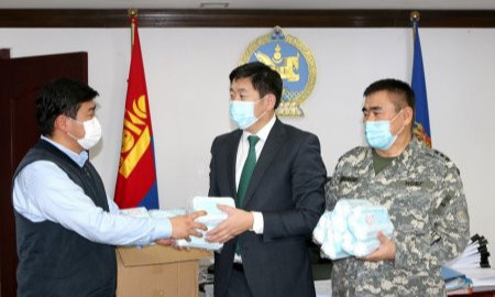 Иргэн В.Алтансүх БГД-ийн Онцгой комисст 5000 ширхэг амны хаалт хандивлалаа