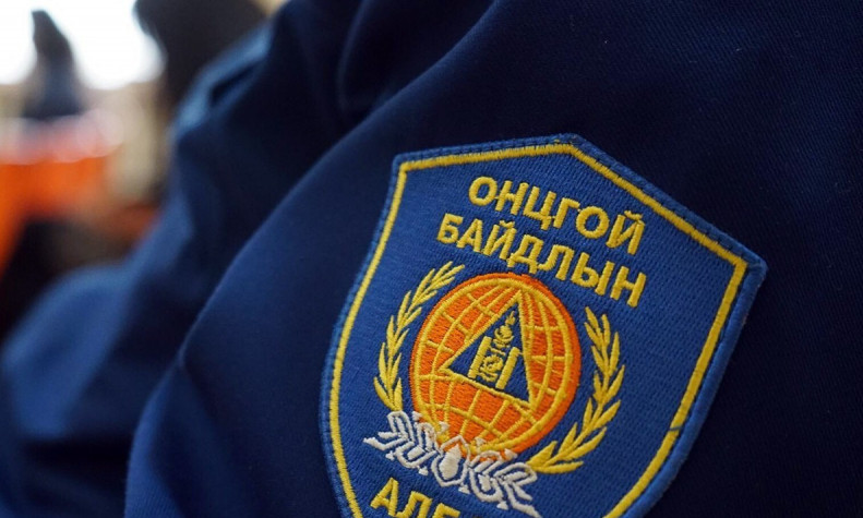 Орон сууцны дээврээс үсрэх гэж байсан эрэгтэйг аюулгүй болгожээ