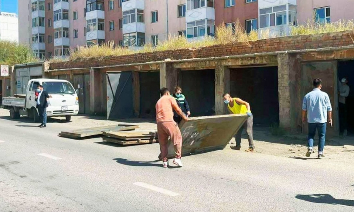 Зөвшөөрөлгүй барьсан гараашийг буулгаж, ногоон байгууламж байгуулна