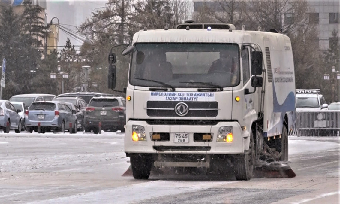 Халтиргаанаас сэргийлж өнгөрсөн шөнө 130 гаруй тонн давс, бодис цацлаа