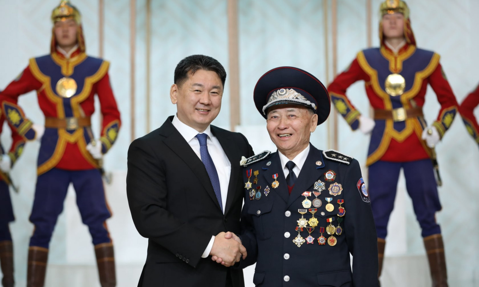 Таштуаны Ауезийг гавъяат нисгэгч цолоор шагналаа