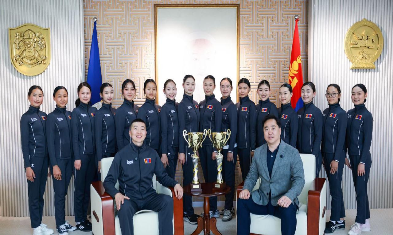 НИТХ-ЫН ДАРГА А.БАЯР ДЭЛХИЙН АВАРГА “ROYAL DANCE” ХАМТЛАГИЙН БҮЖИГЧДИЙГ ХҮЛЭЭН АВЧ УУЛЗЛАА