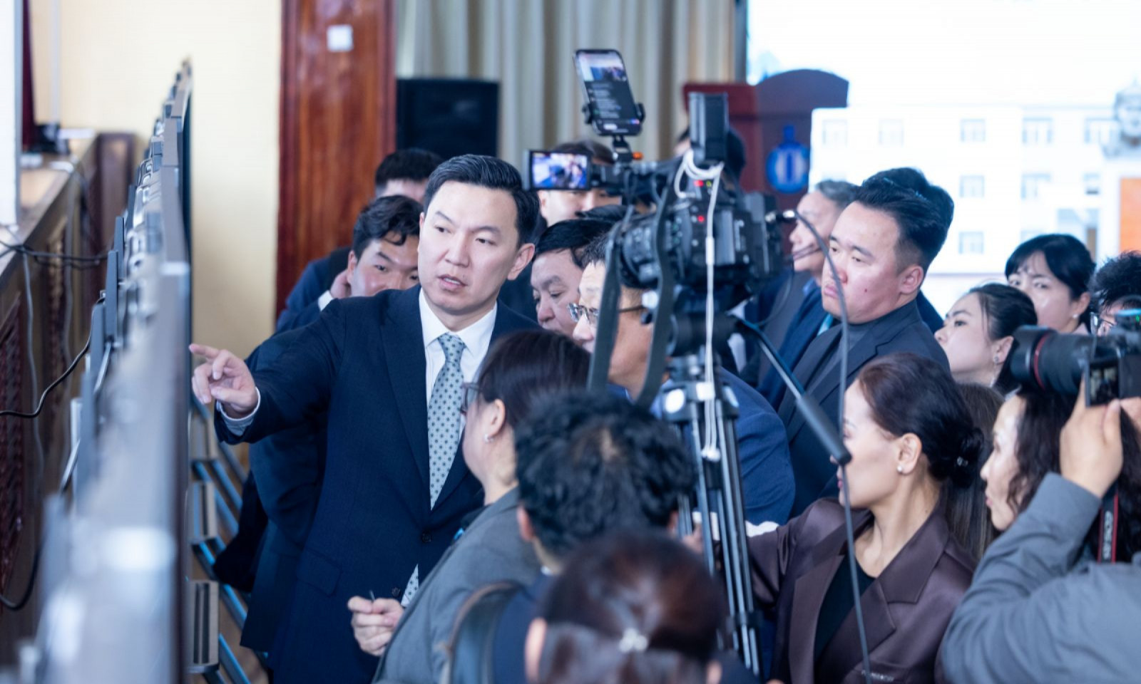 Багш, ажилтнуудын цалингийн асуудлыг Засгийн газрын ирэх долоо хоногийн хуралдаанаар шийдвэрлүүлэхийг үүрэг болголоо