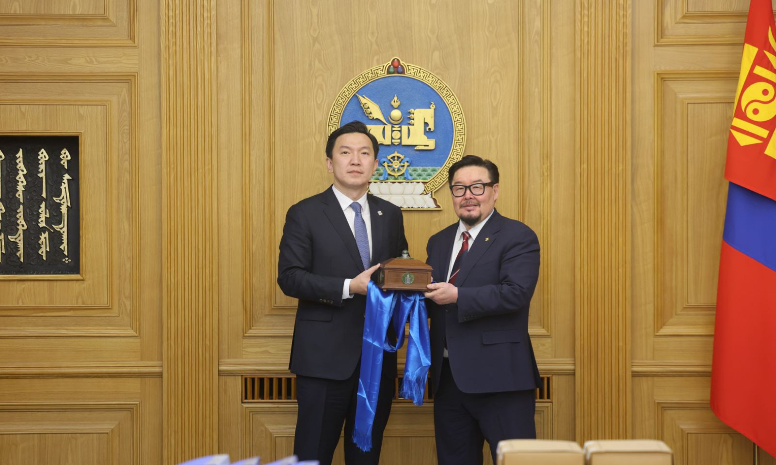 Монгол Улсын 35 дахь Ерөнхий сайд Н.Учрал Засгийн газрын тамгаа гардаж авлаа