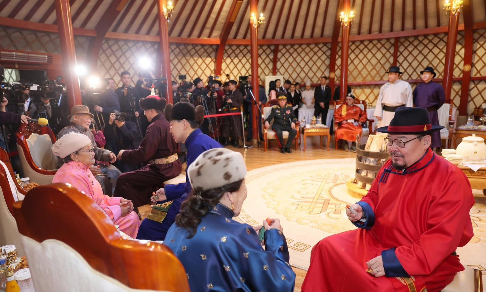 Ерөнхий сайд Г.Занданшатар ахмадуудад хүндэтгэл үзүүлж, золголоо