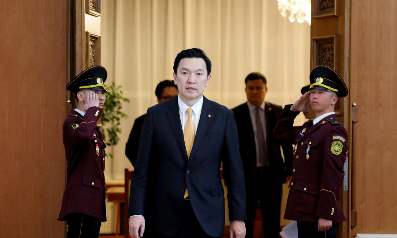 Хариуцсан салбараа удирдан манлайлж, авлига, ашиг сонирхлоос ангид ажиллахыг Засгийн газрын гишүүдэд анхааруулав