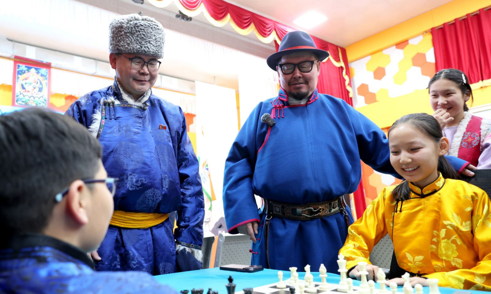 Өмнөговь аймаг шатрын сургалтын багш нараа бэлджээ