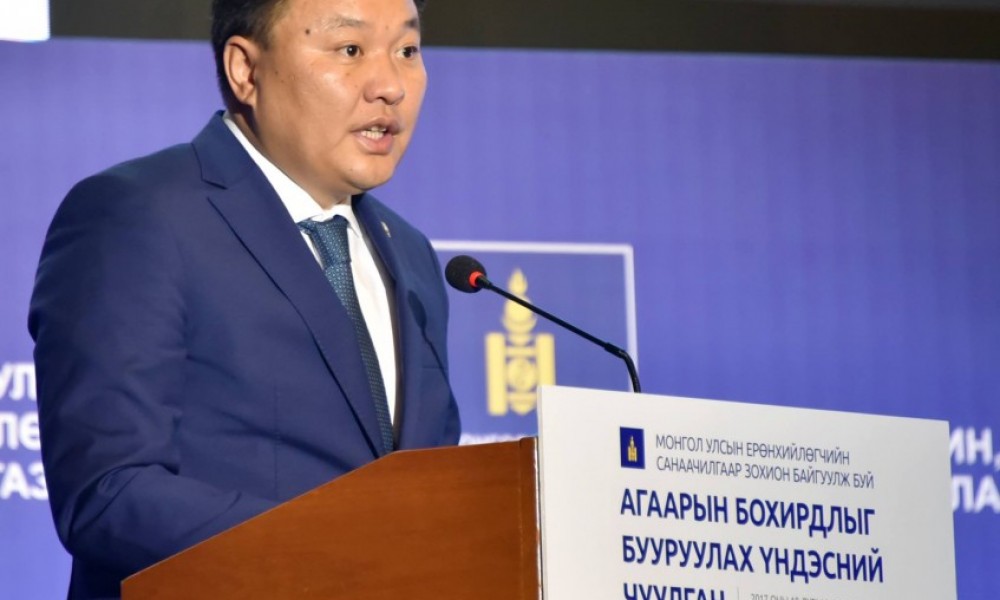 Байгаль орчны сайд Н.Цэрэнбат утаатай тэмцэж зуух тараана гэнэ