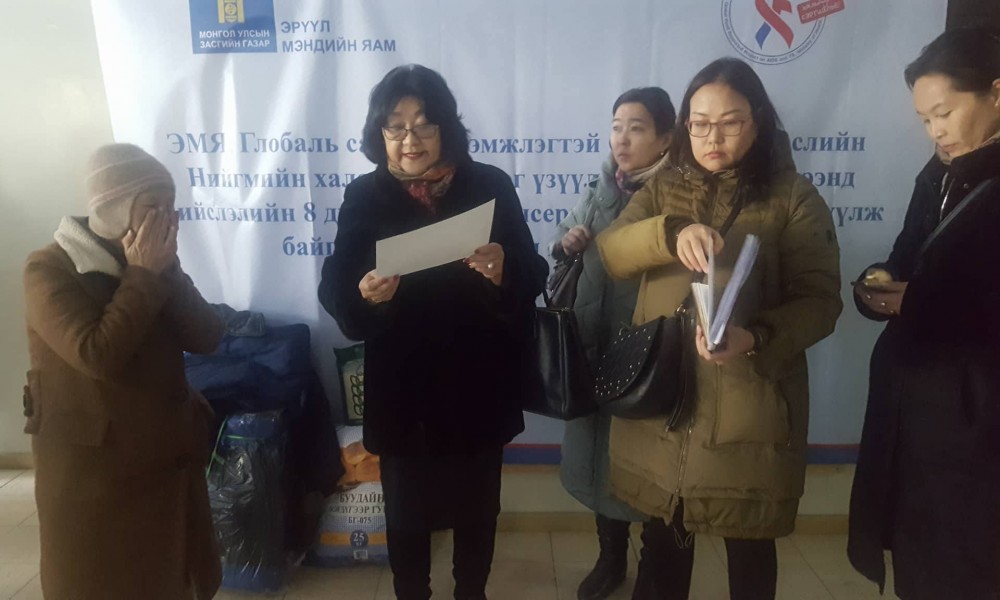 Сүрьеэтэй өвчтөнүүдэд хүнс дулаан хувцас өглөө